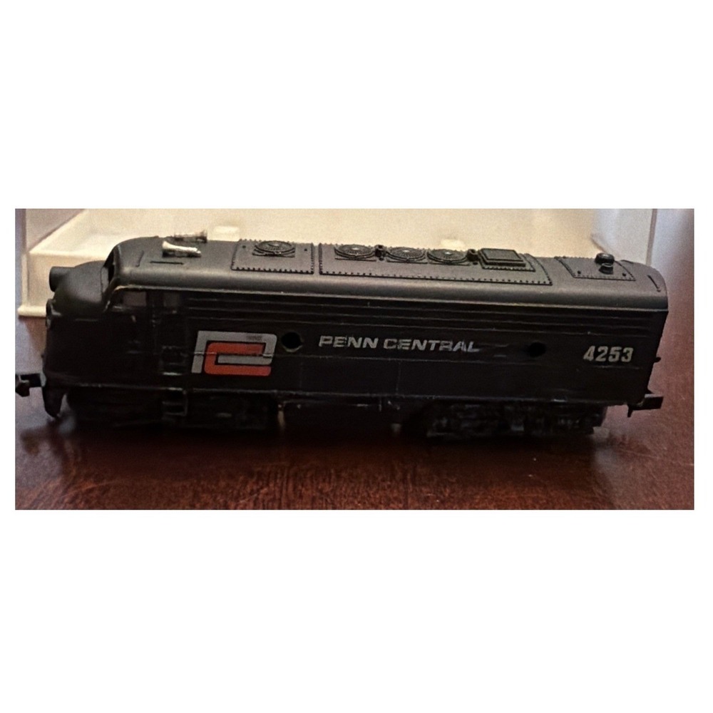 Bachmann N Scale Penn Central Diesel Locomotive 4253 Black Engine with Case